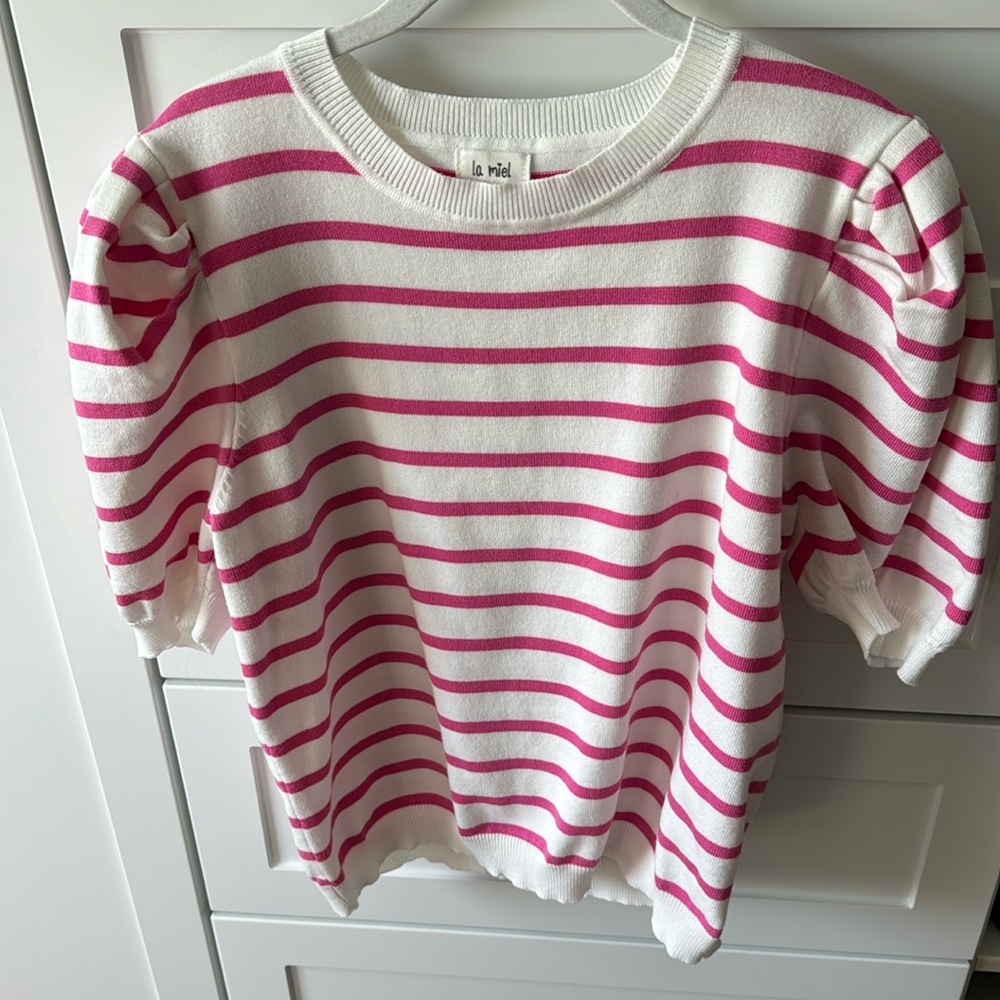 Fun short puff sleeve sweater